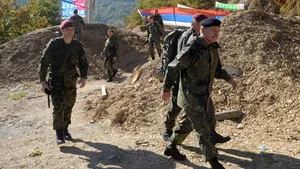 Gaze lacrimogene, folosite de KFOR împotriva manifestanţilor în nordul Kosovo