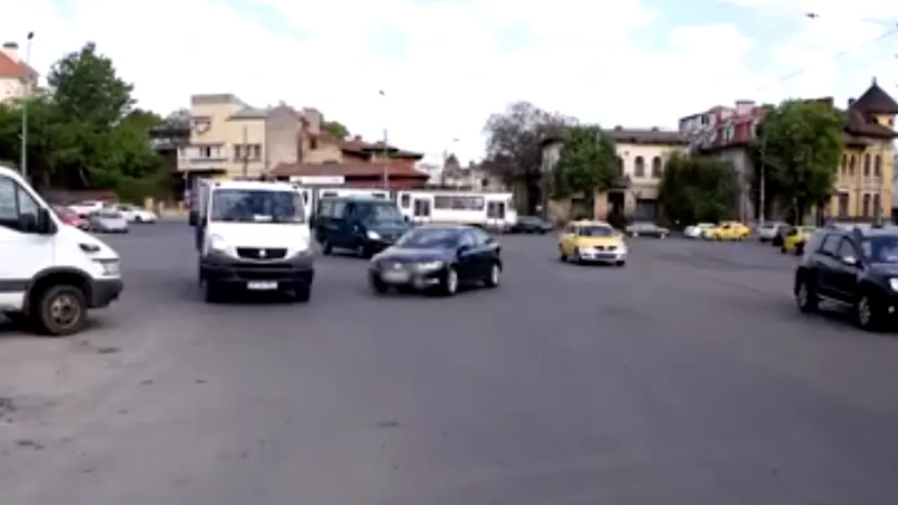 Caz UIMITOR în Bucureşti. O femeie şi-a parcat maşina peste noapte în intersecţie. Câte ore a stat vehiculul până să fie descoperit de Poliţie - VIDEO