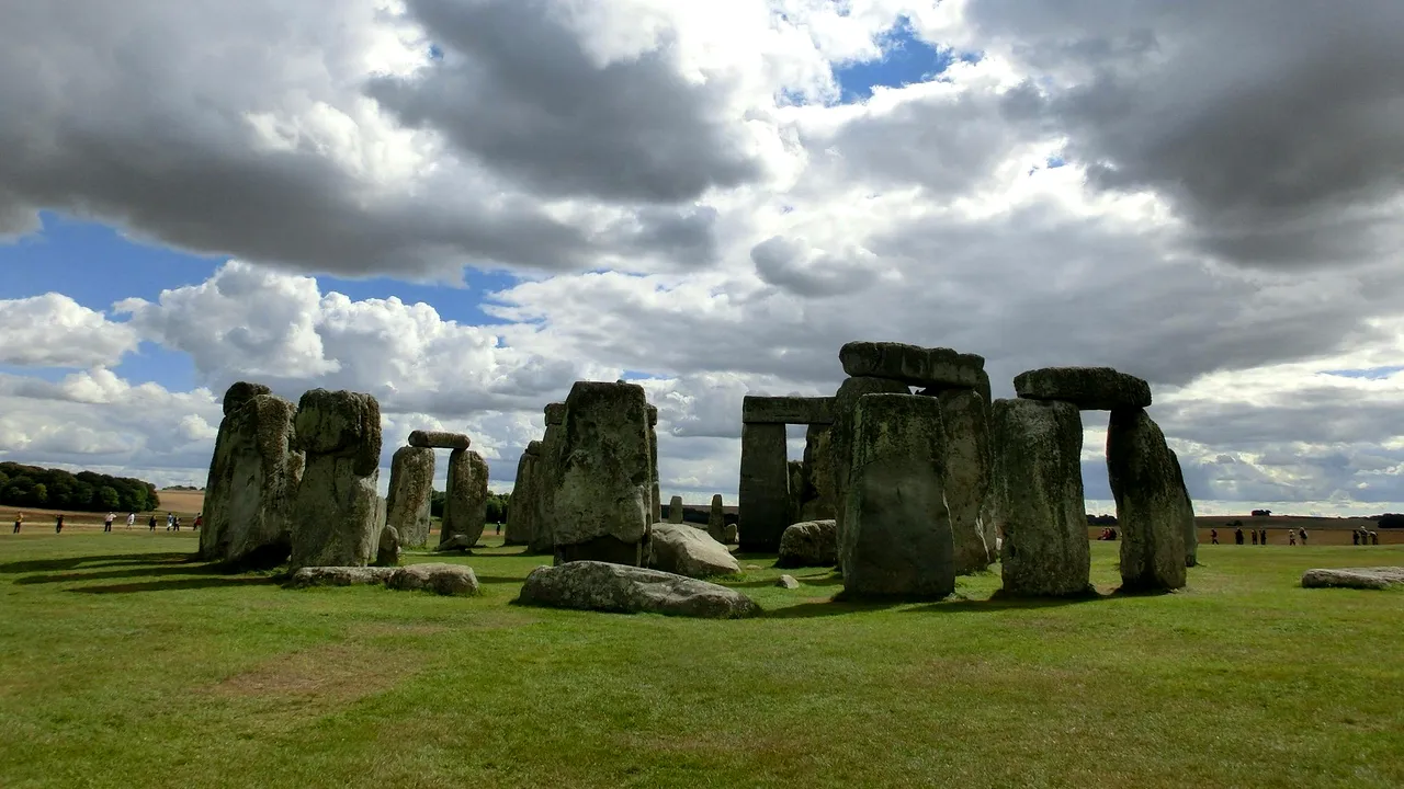 Misterioasa piatră de altar de la Stonehenge ar fi fost adusă de la peste 640 de kilometri depărtare
