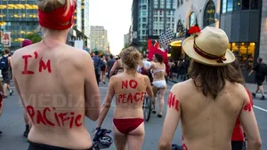 Proteste la Montreal: Mii de tineri, dintre care unii erau dezbrăcaţi aproape complet, au manifestat bătând în caserole - FOTO