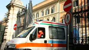 Fetiţă româncă, în stare gravă după ce a căzut în gol şase metri, într-un parc din Italia - FOTO