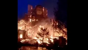 Minune: o statuie uriaşă a lui Buddha a scăpat întreagă, deşi templul a fost cuprins în flăcări

