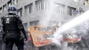Mii de persoane protestează la Frankfurt faţă de restricţiile antiepidemice. Poliţia a folosit tunuri cu apă