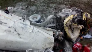 Un TIR încărcat cu ciment s-a răsturnat în Constanţa, şoferul a murit strivit în cabină - FOTO, VIDEO