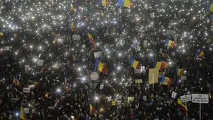 FOTO, VIDEO Momentul incredibil când toţi românii prezenţi la protestul din Piaţa Victoriei din Capitală şi-au aprins luminiţele de la telefoane