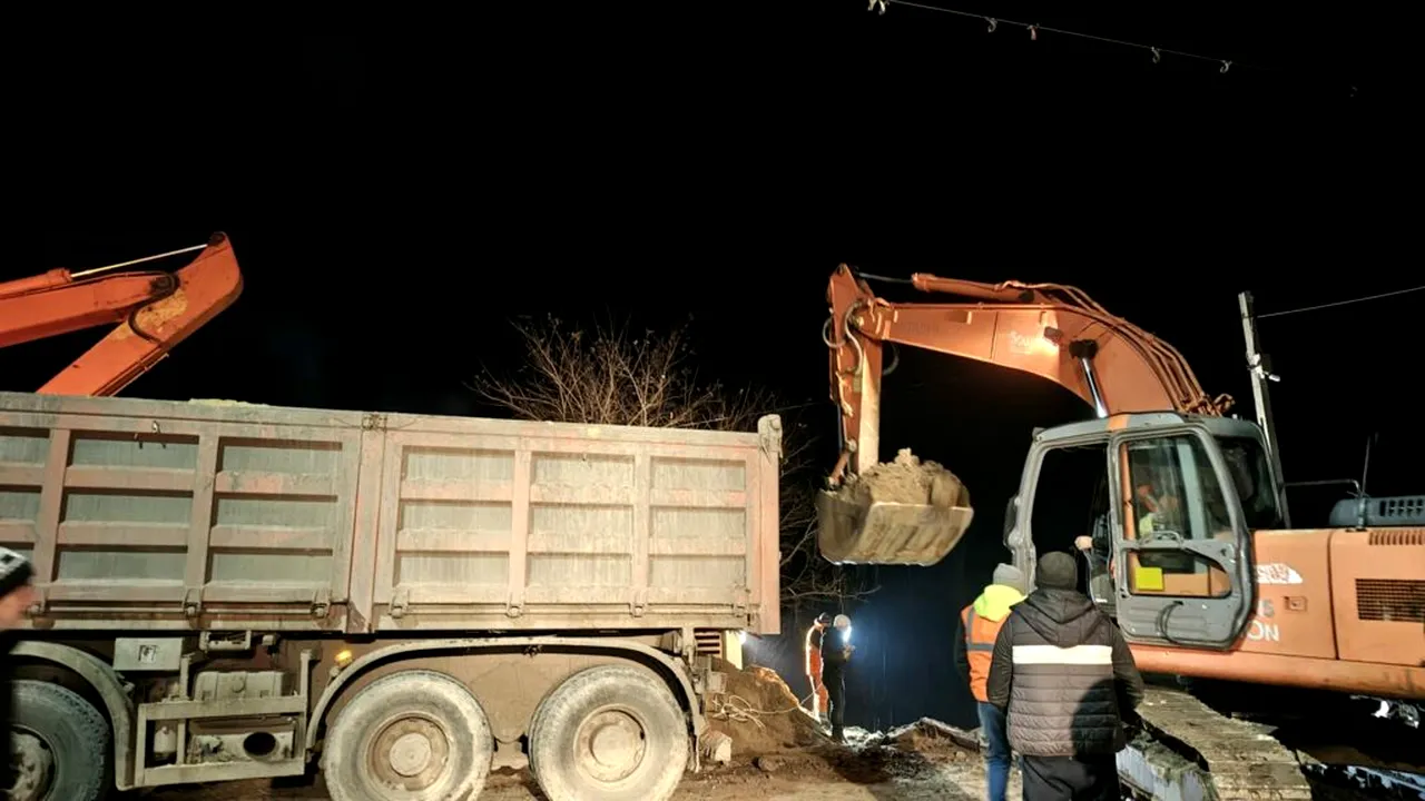 Intervenție de urgență într-o comună din Galați, în pericol de a fi inundată. Echipajele au rupt un drum pentru a devia apa