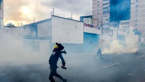 VIDEO Protestele din Venezuela iau amploare: O bătrână ar fi decedat din cauza gazului lacrimogen