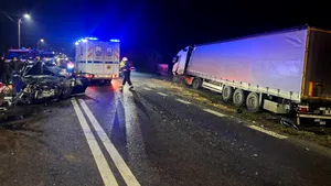 Un tânăr de 19 ani a murit într-un accident pe DN 7, la Călimănești. Patru pasageri, răniți