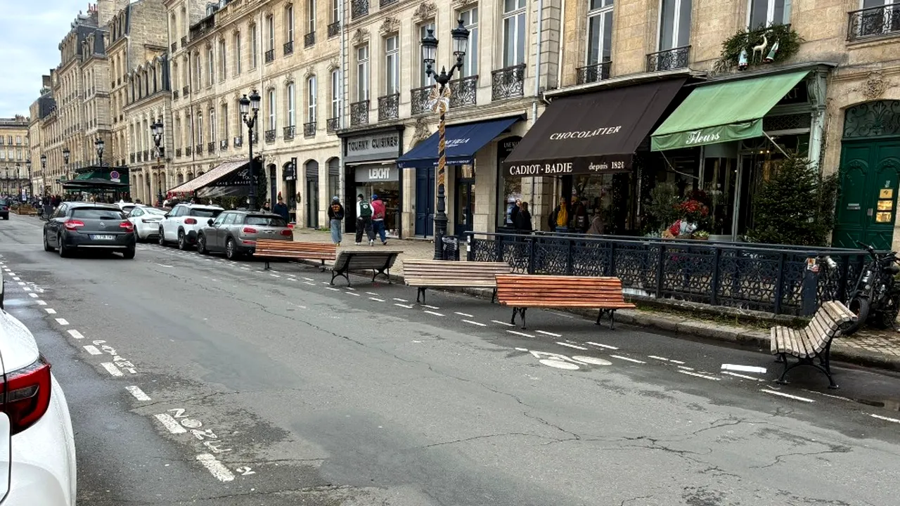 Dorel în Franța. Mai multe bănci au fost montate pe o stradă din Bordeaux, peste locurile în care parchează mașinile