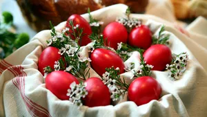 Obiceiuri de Paşte: Gălăţenii se spală pe faţă cu apa în care au fost puse un ou roşu, unul alb şi un ban. Semnificaţiile ritualului străvechi 