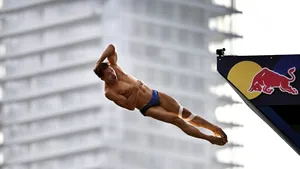Constantin Popovici, cel mai bun sportiv din Europa în 2025 la sărituri în apă de la mare înălțime, revine în bazin la Cupa Mondială