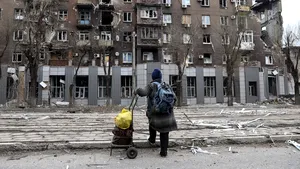 Războiul îşi pune amprenta pe moralul ucrainenilor. Tot mai mulţi civili părăsesc zonele bombardate după aproape patru luni de război