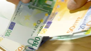 Cum să ţii piept crizei dacă eşti antreprenor: Companiile ar trebui să-şi reducă toate costurile 