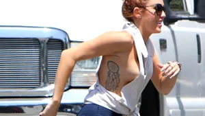 Miley Cyrus, surprinsă din nou în ipostaze sexy. Vedeta din 