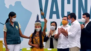 Vaccinul împotriva COVID-19 a ajuns în padurea amazoniană. Prima care s-a vaccinat este o asistentă medicală, membru tribal indigen Witoto
