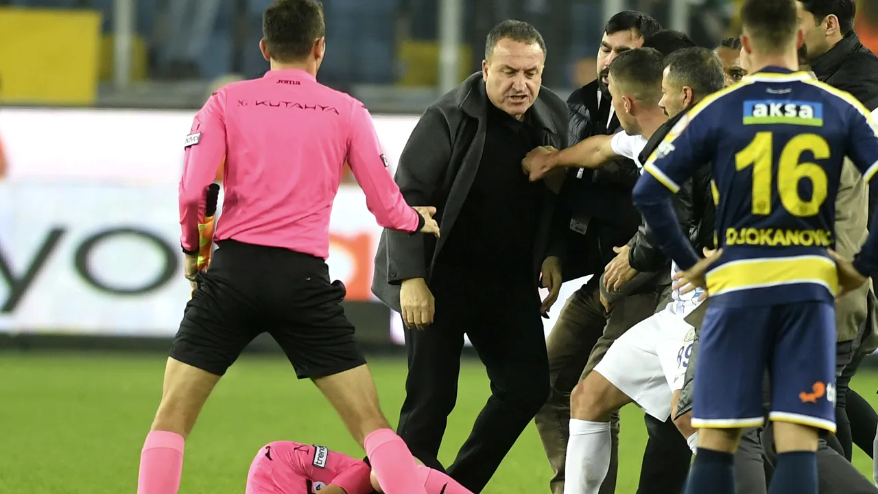 Scandal în Turcia. Preşedintele clubului de fotbal Ankaragucu, arestat pentru că a lovit un arbitru