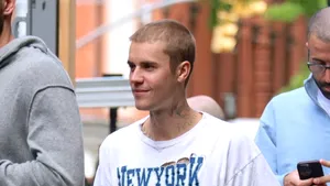 Justin Bieber face furori cu lansarea neașteptată a unui nou album