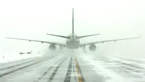 Peste 300 de zboruri au fost anulate pe aeroportul din Frankfurt, din cauza zăpezii şi a gheţii