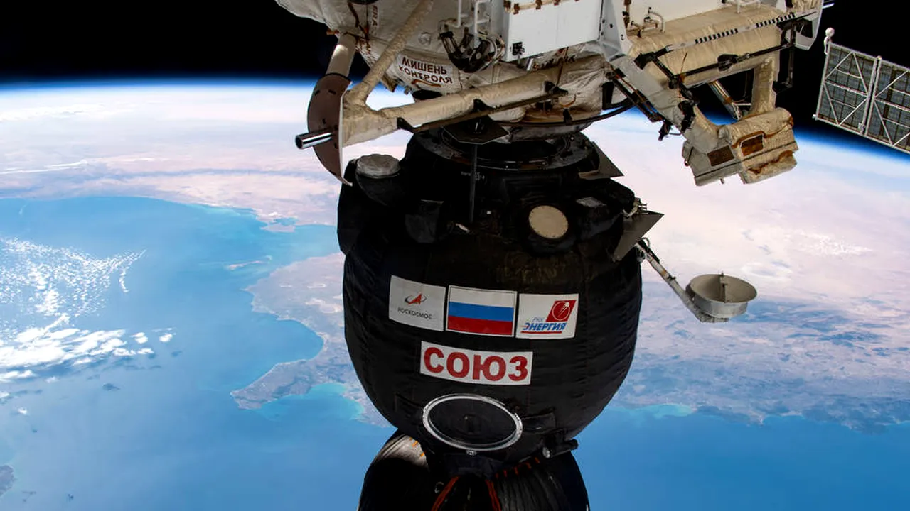 Nava Soyuz, andocată la Staţia Spaţială Internaţională, pierde lichid de răcire