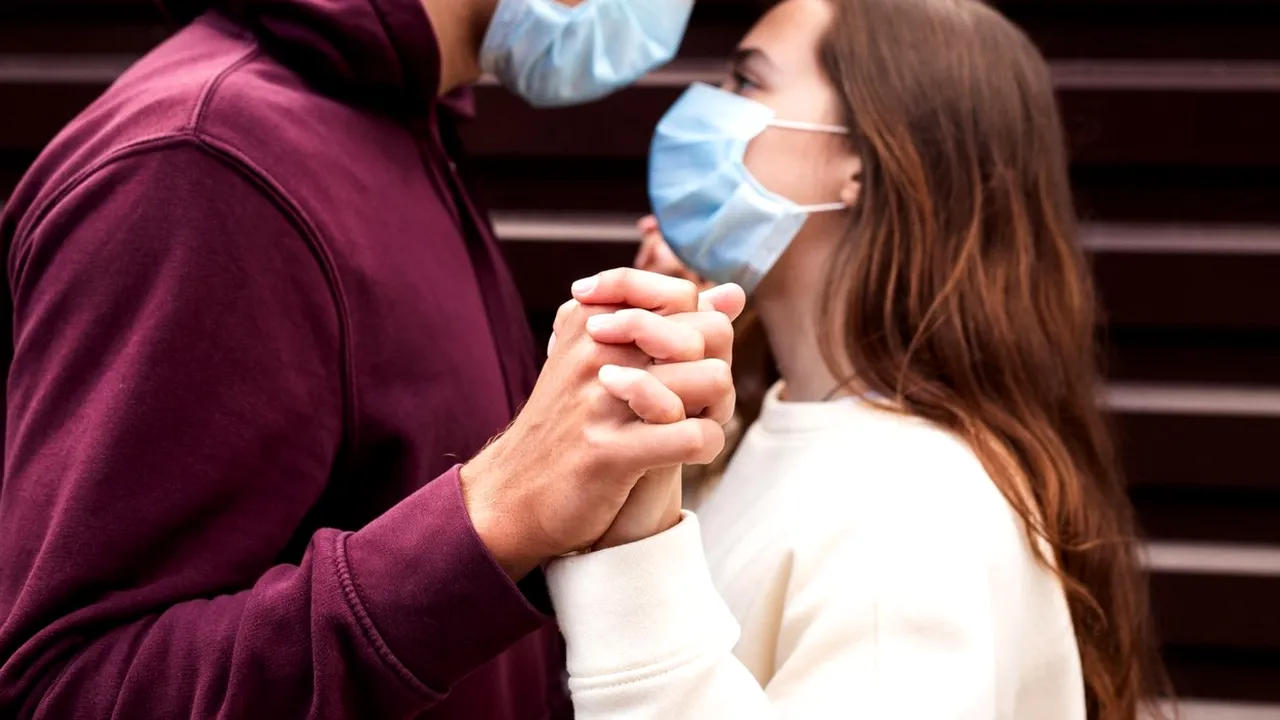 Studenţii, îndemnaţi să poarte măşti de protecţie în timp ce fac sex pentru a opri răspândirea coronavirusului