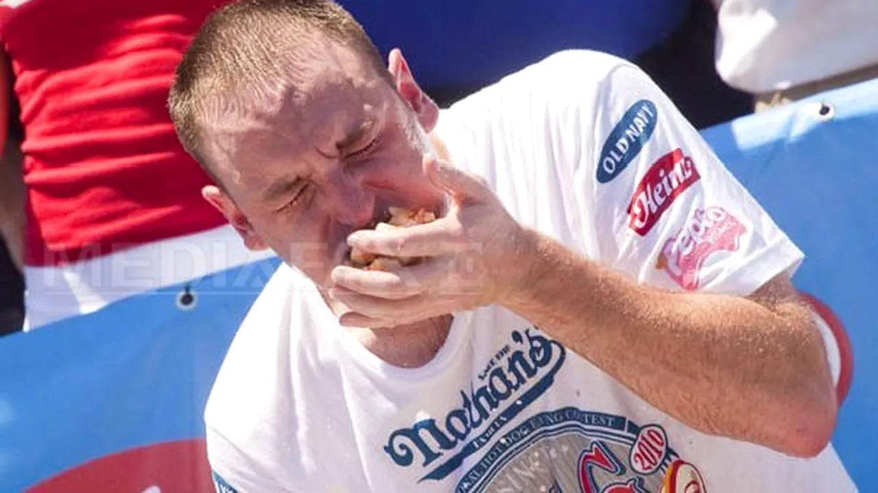 Un american a înghiţit 54 de hot dogs în 10 minute