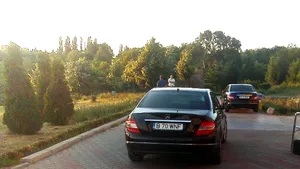 Consilieri prezidenţiali, cu masini de serviciu la Mişcarea Populară. Oprea invocă regulamentul SPP