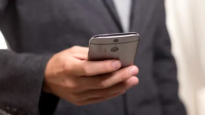 EXTERNE „Super-aplicația” Max ridică semne de întrebare privind viața privată. Unii ruși și-au cumpărat al doilea telefon doar pentru ea