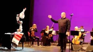 VIDEO: Un roboţel „a dirijat” un concert caritabil din Cluj în care au cântat Călin Goia şi Flavius Buzilă