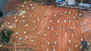 Cum pot construi chinezii un spital în 6 zile. Imagini cu armata de muncitori, lucrând non stop, cu zeci de excavatoare. FOTO / VIDEO