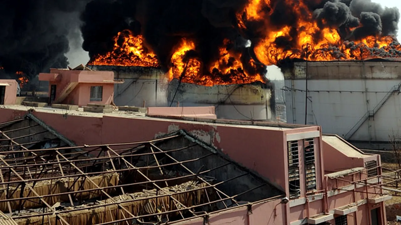 India: Cel puţin 5 morţi şi 150 de răniţi într-un incendiu la un depozit de carburant