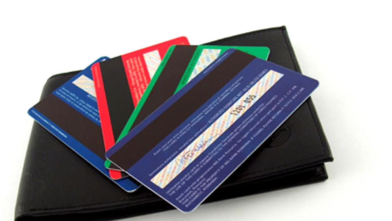 Mai multe bănci preschimbă cardurile utilizate în Spania, după alerte Visa şi MasterCard