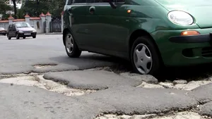 Lucrările pentru astuparea gropilor din sectorul 2, efectuate noaptea