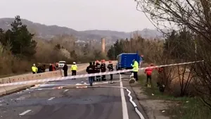 Traficul pe DN1, unde o cisternă încărcată cu acid sulfuric a luat foc, a fost reluat după 11 ore - VIDEO