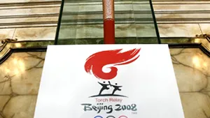Flacăra olimpică îşi continuă traseul în China