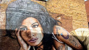 Tatăl lui Amy Winehouse, obligat de instanță să plătească aproape un milion de lire prietenelor artistei după un proces pierdut