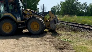 Un buldoexcavator a fost lovit de un tren de călători