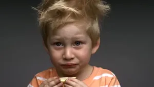 IMAGINI AMUZANTE: Cum reacţionează copiii când gustă pentru prima dată ceapă, măsline sau lămâie - VIDEO