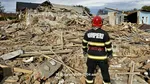 O explozie a distrus complet trei case, iar o persoană a suferit arsuri pe 55% din corp. De vină ar fi fost o butelie de gaz