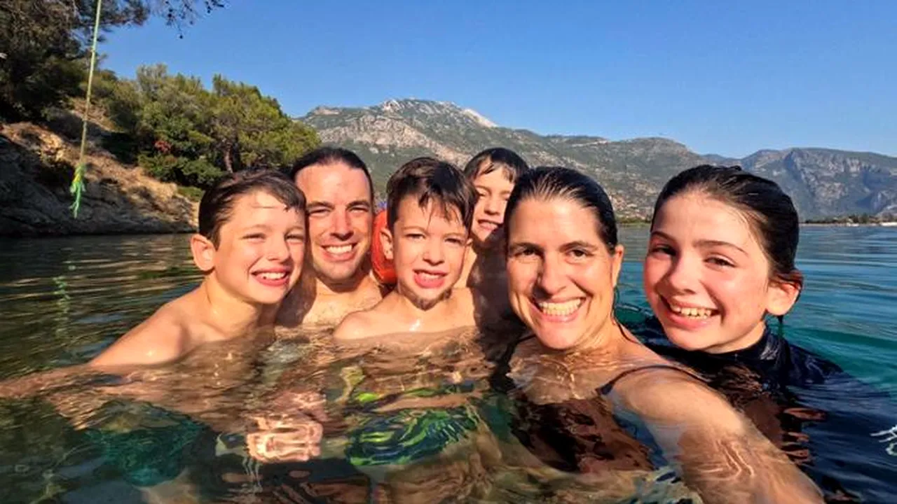 Aventura începută de o familie din Canada, după ce copiii lor au fost diagnosticaţi cu o boală rară, care îi face să-şi piardă vederea
