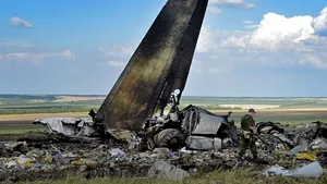Un avion militar ucrainean a fost doborât de rebelii proruşi. Insurgenţii susţin că au capturat 5 membri ai echipajului