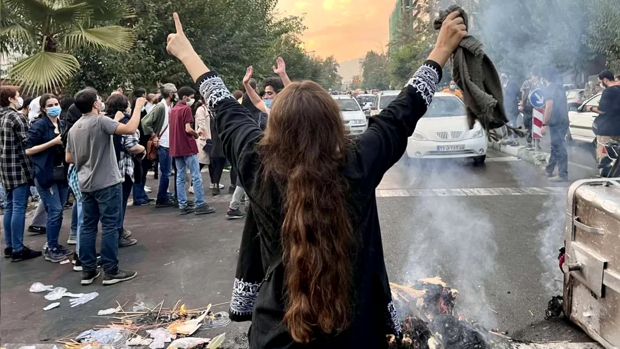 Protestele din Iran. Un participant la „revoltele” faţă de moartea tinerei Mahsa Amini este condamnat la moarte 