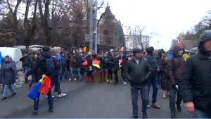 Aproximativ 1.000 de persoane au protestat în centrul Chişinăului/ UPDATE Maia Sandu: Scrutinul prezidenţial a fost marcat de nereguli - VIDEO, FOTO