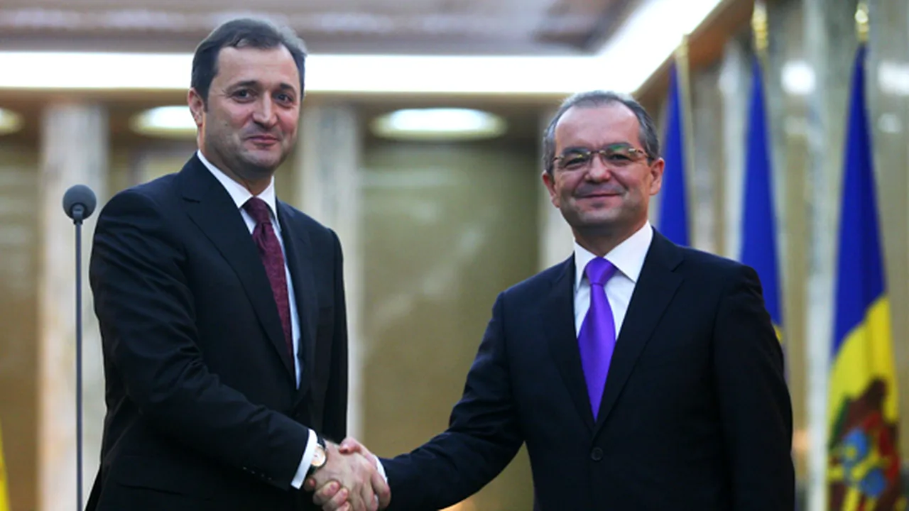 Boc şi Filat au înmânat primele permise de mic trafic la frontieră între România şi Moldova
