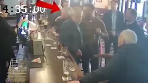 VIDEO - Vedeta UFC Conor McGregor a lovit un bătrân într-un bar din Irlanda în timp ce încerca să-i ofere o băutură