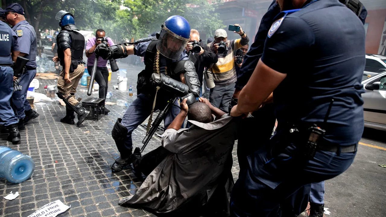 VIDEO Proteste violente petrecute în Africa, din cauza crizei coronavirusului: „Ei vor să ne ucidă cu acest centru!