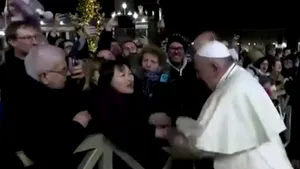VIDEO. Momentul când Papa Francisc loveşte cu palma mâinile unei femei care îl trage violent de braţ 