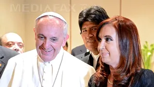 Controversă în Argentina privind un afiş cu Cristina Kirchner în compania Papei Francisc