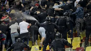 Confuzia MAJORĂ care a dus la evenimentele reprobabile de la derby-ul dintre Steaua Bucureşti şi Academia Rapid. Cum au ajuns femeile si copiii victimele jandarmilor romani | GALERIE FOTO