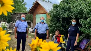 Poliţiştii din Vrancea i-au dus un tort şi un drapel unei bunici care a împlinit 102 ani