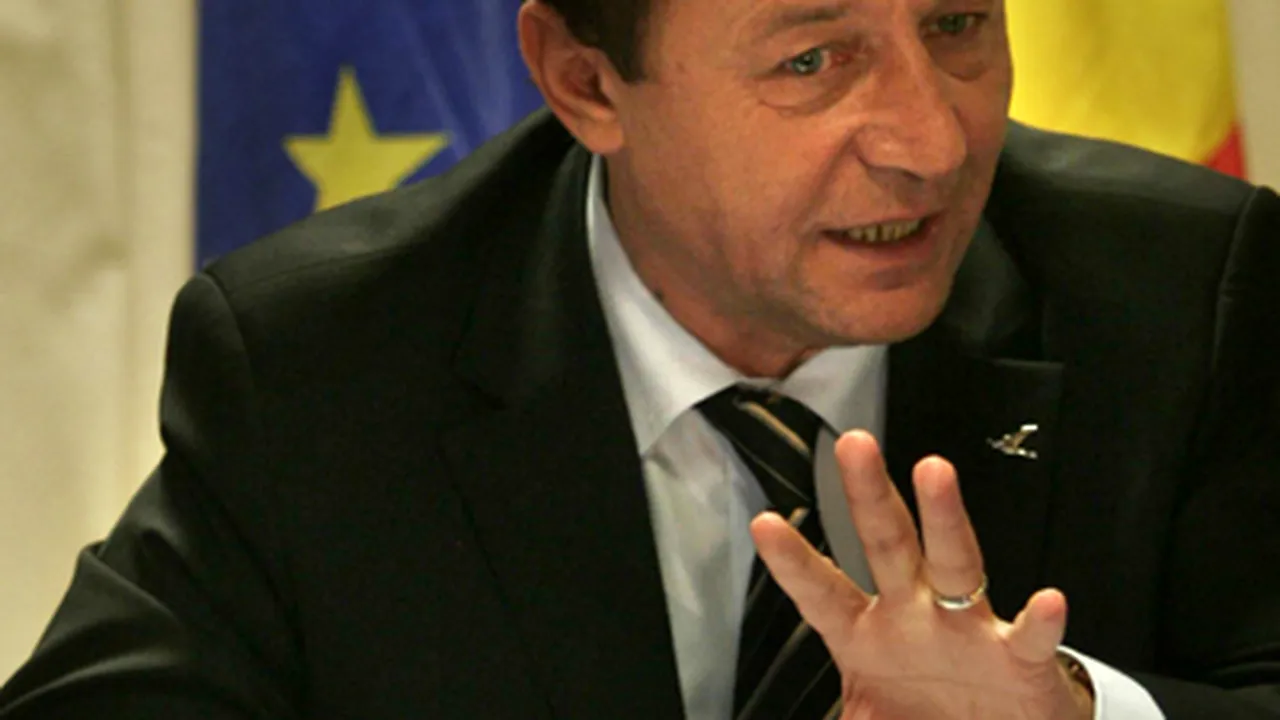Băsescu critică fostul Guvern